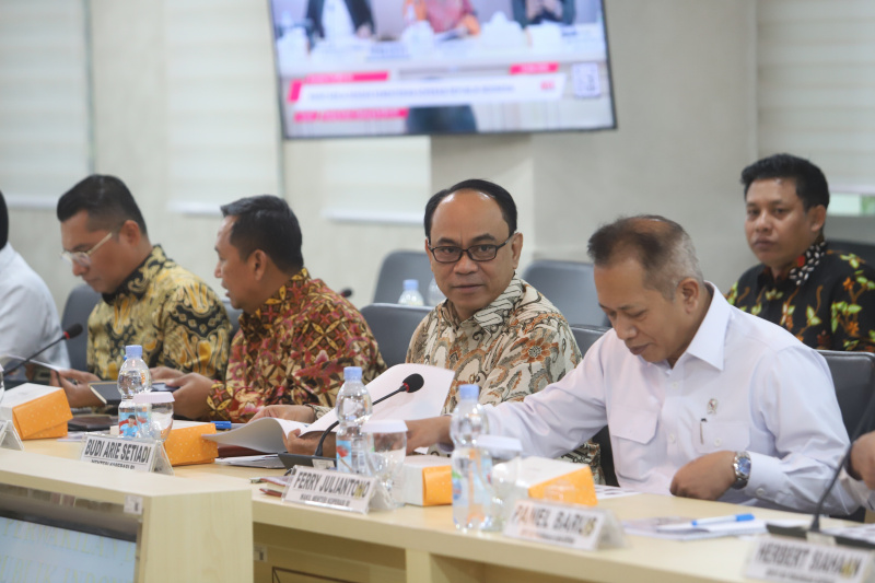 Komite IV DPD gelar raker dengan Menteri Koperasi Budi Arie membahas Koperasi Merah Putih (Ashar/SinPo.id)