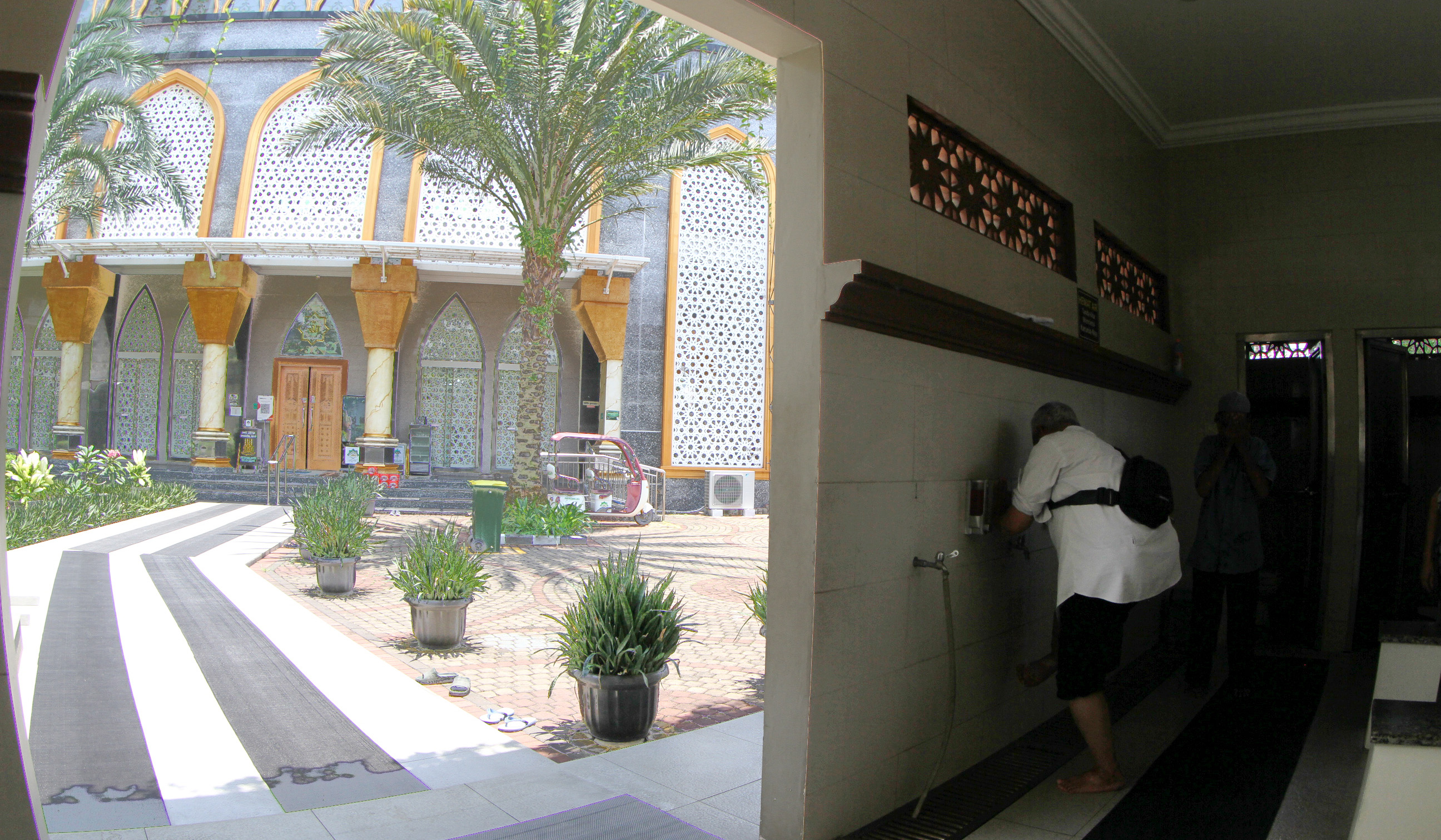 Suasana masjid Jami Miftahul Jannah peraih Masjid Eco-Friendly di Jakarta. (Agus Priatna/SinPo.id)