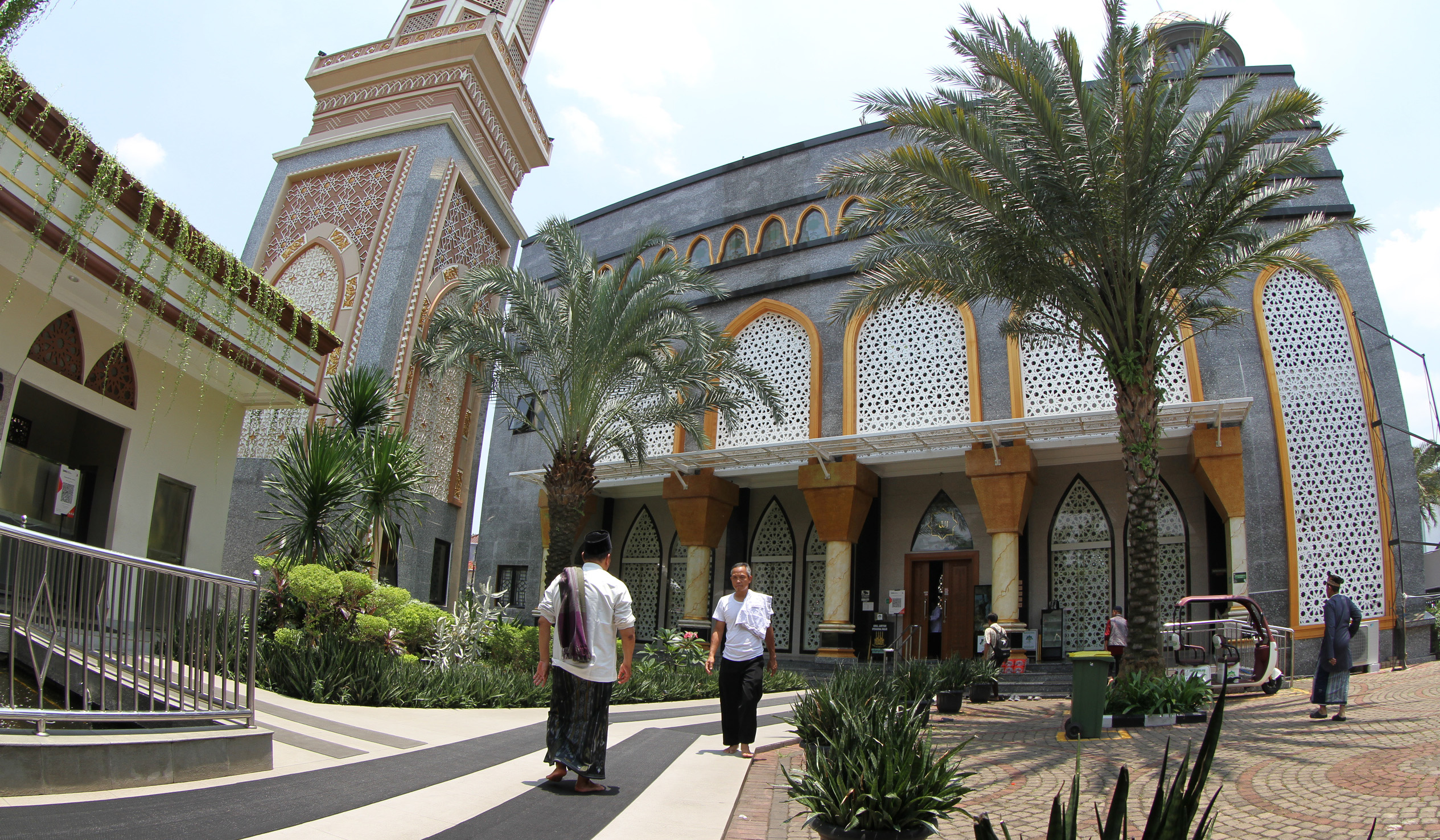 Suasana masjid Jami Miftahul Jannah peraih Masjid Eco-Friendly di Jakarta. (Agus Priatna/SinPo.id)