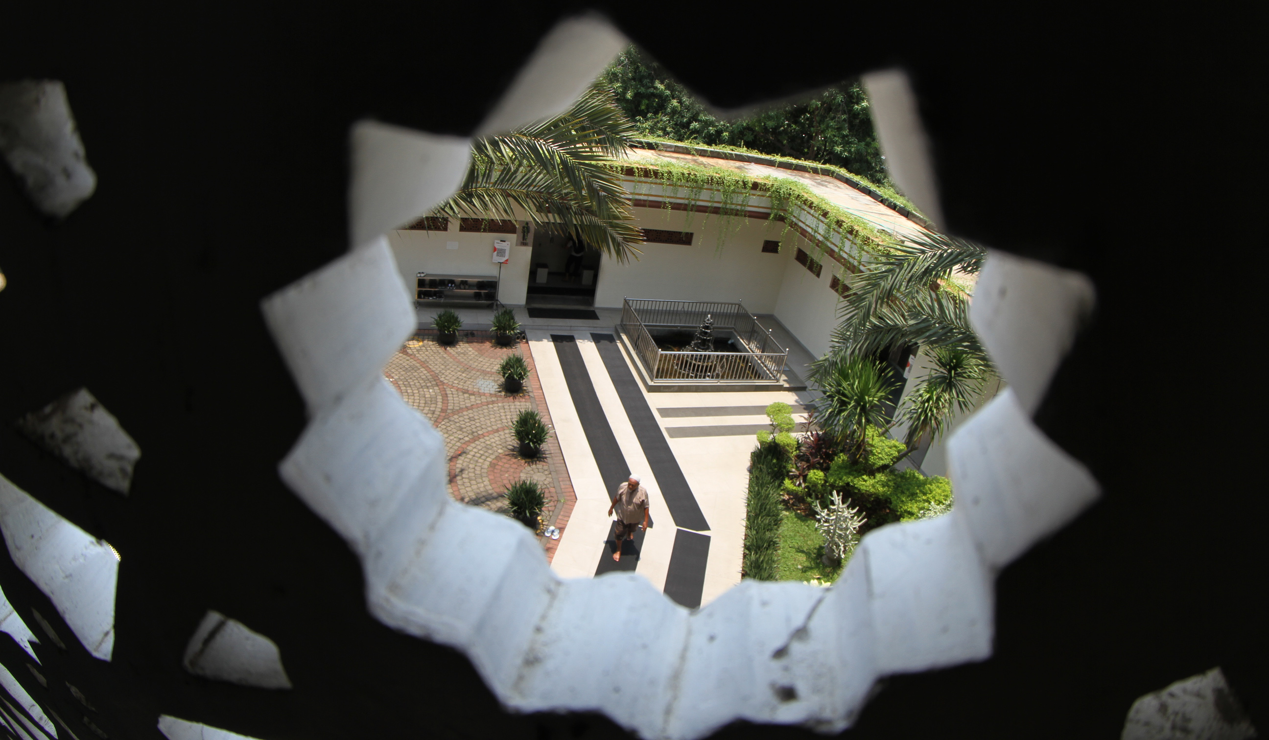 Suasana masjid Jami Miftahul Jannah peraih Masjid Eco-Friendly di Jakarta. (Agus Priatna/SinPo.id)