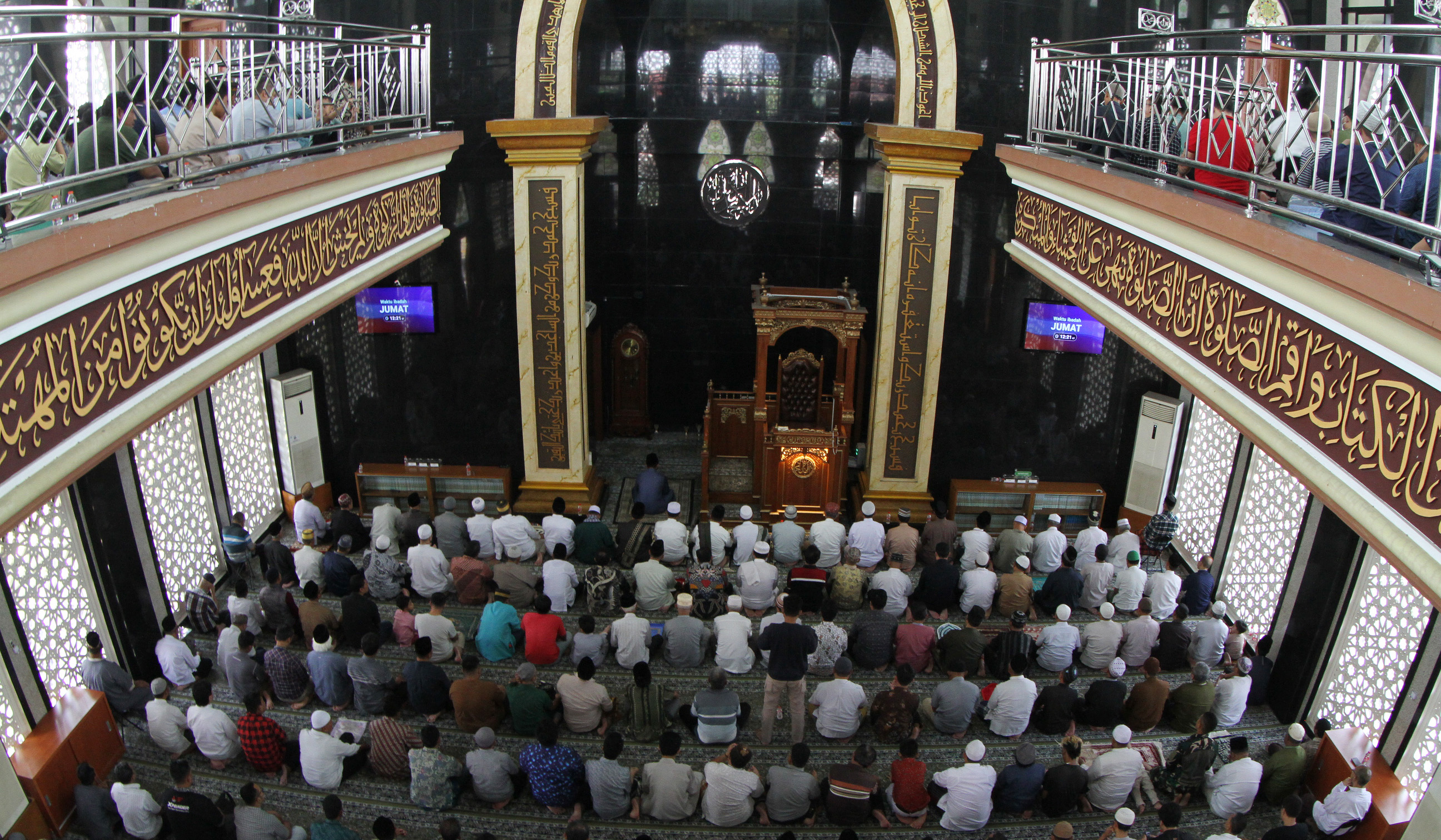 Suasana masjid Jami Miftahul Jannah peraih Masjid Eco-Friendly di Jakarta. (Agus Priatna/SinPo.id)