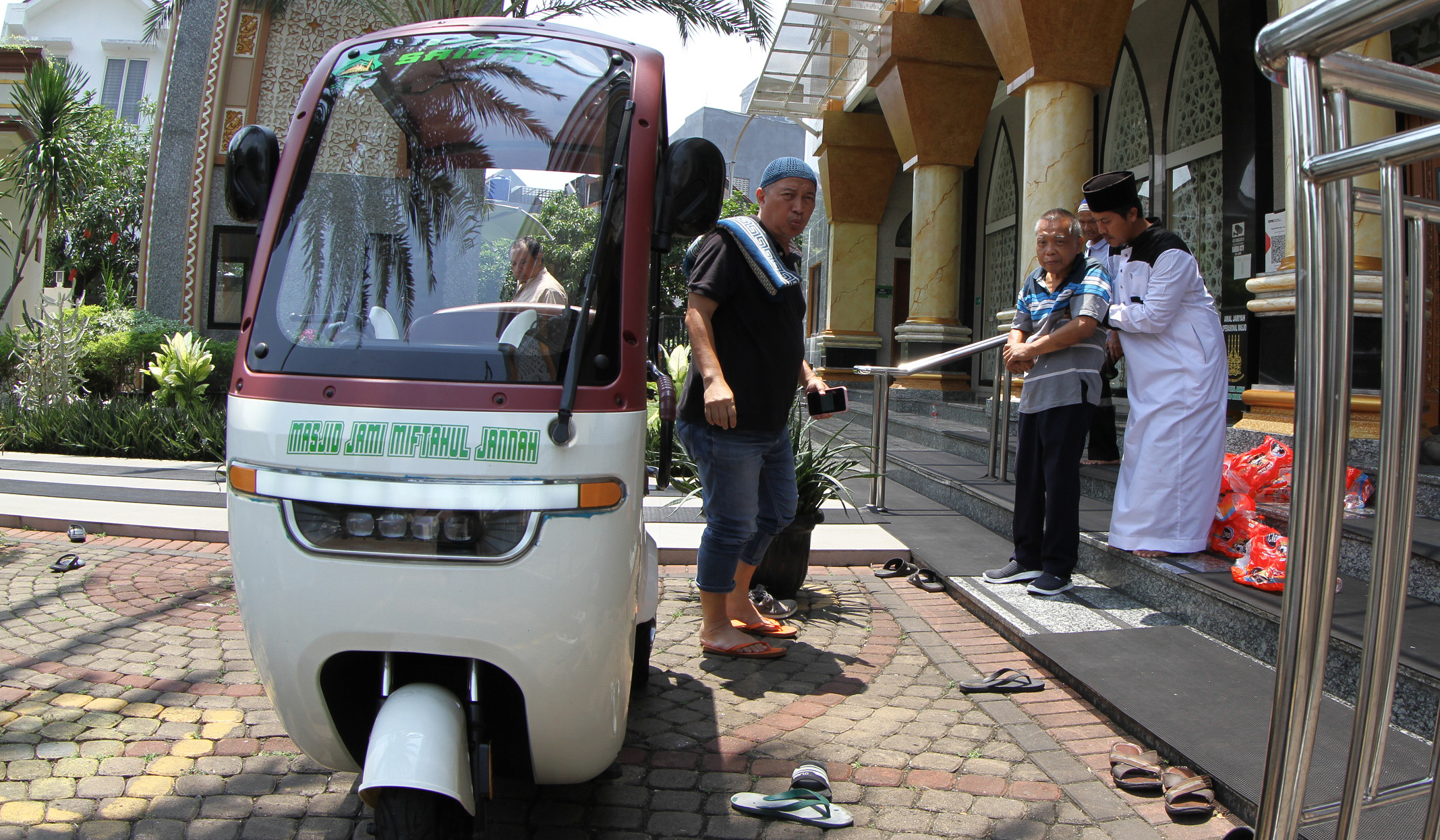 Suasana masjid Jami Miftahul Jannah peraih Masjid Eco-Friendly di Jakarta. (Agus Priatna/SinPo.id)