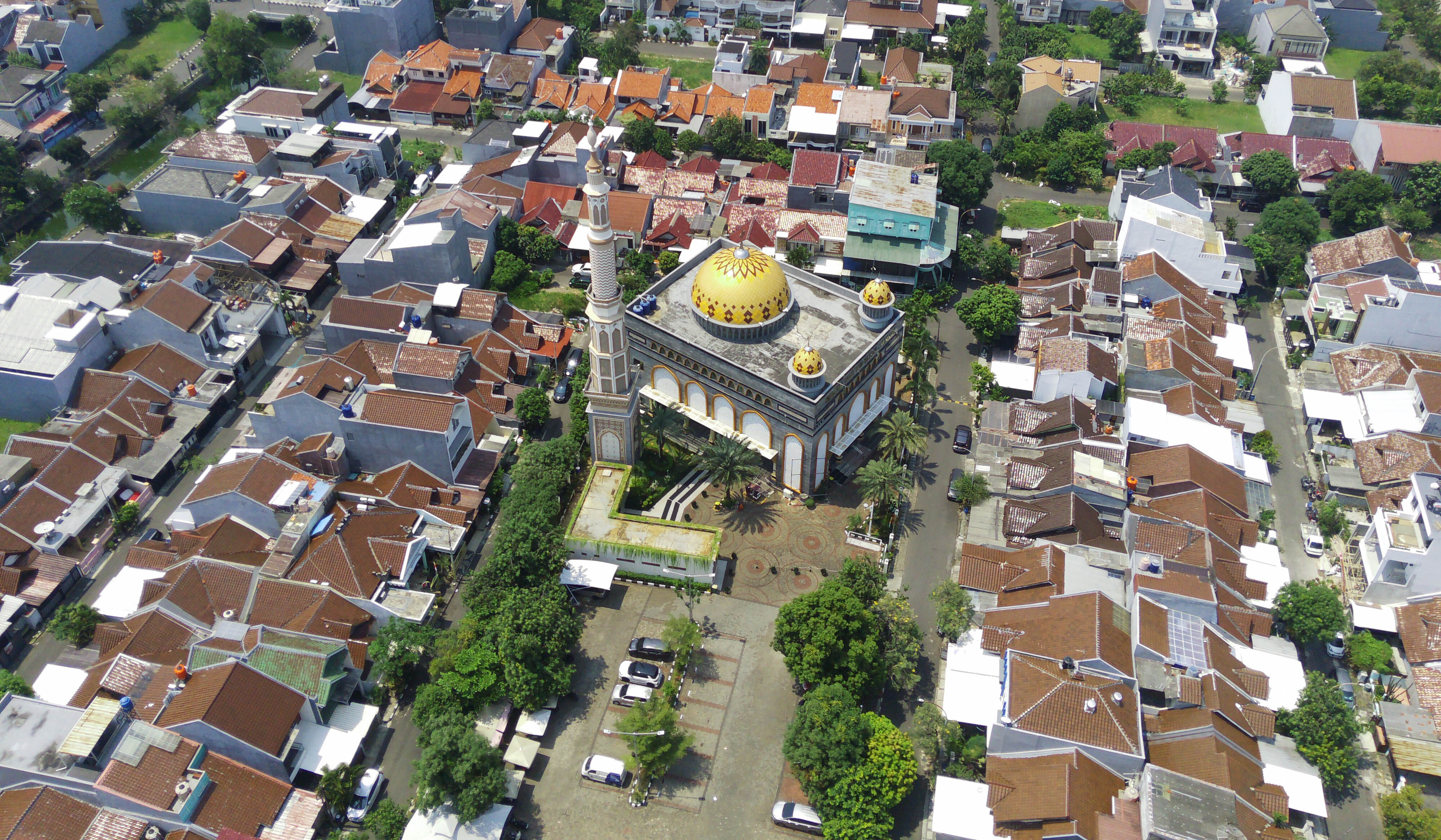 Suasana masjid Jami Miftahul Jannah peraih Masjid Eco-Friendly di Jakarta. (Agus Priatna/SinPo.id)
