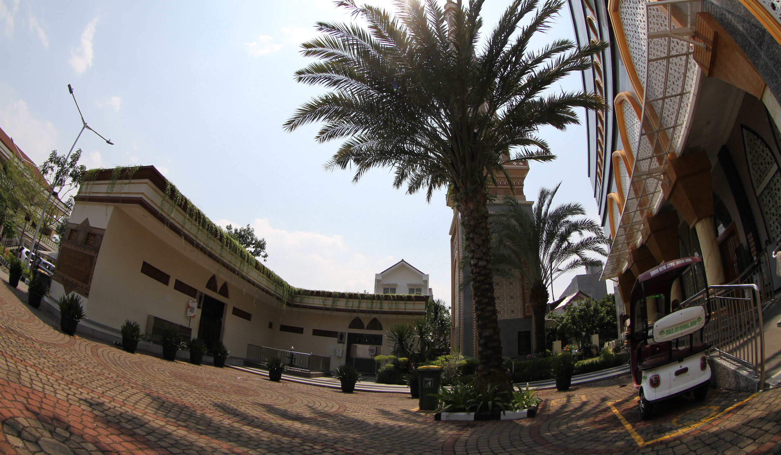 Suasana masjid Jami Miftahul Jannah peraih Masjid Eco-Friendly di Jakarta. (Agus Priatna/SinPo.id)