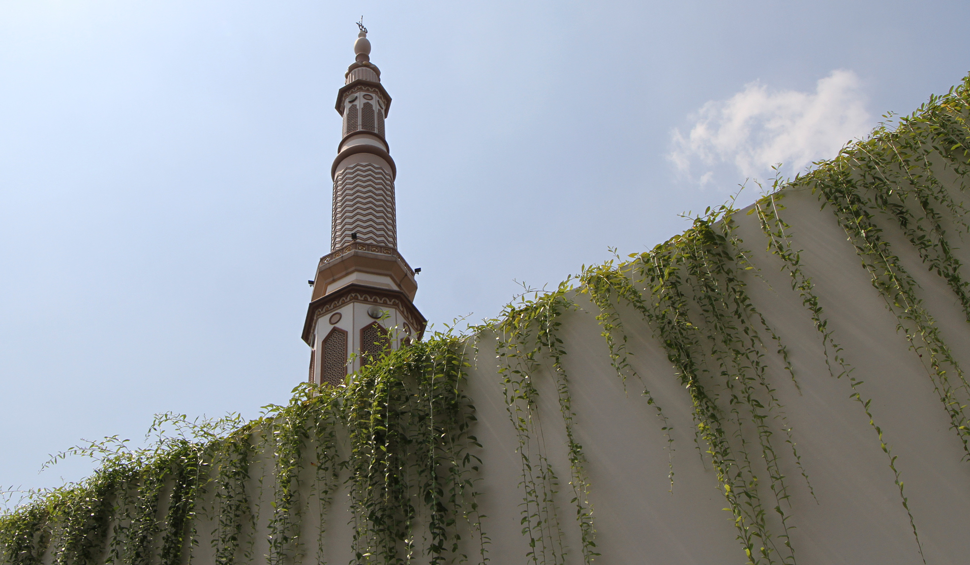 Suasana masjid Jami Miftahul Jannah peraih Masjid Eco-Friendly di Jakarta. (Agus Priatna/SinPo.id)