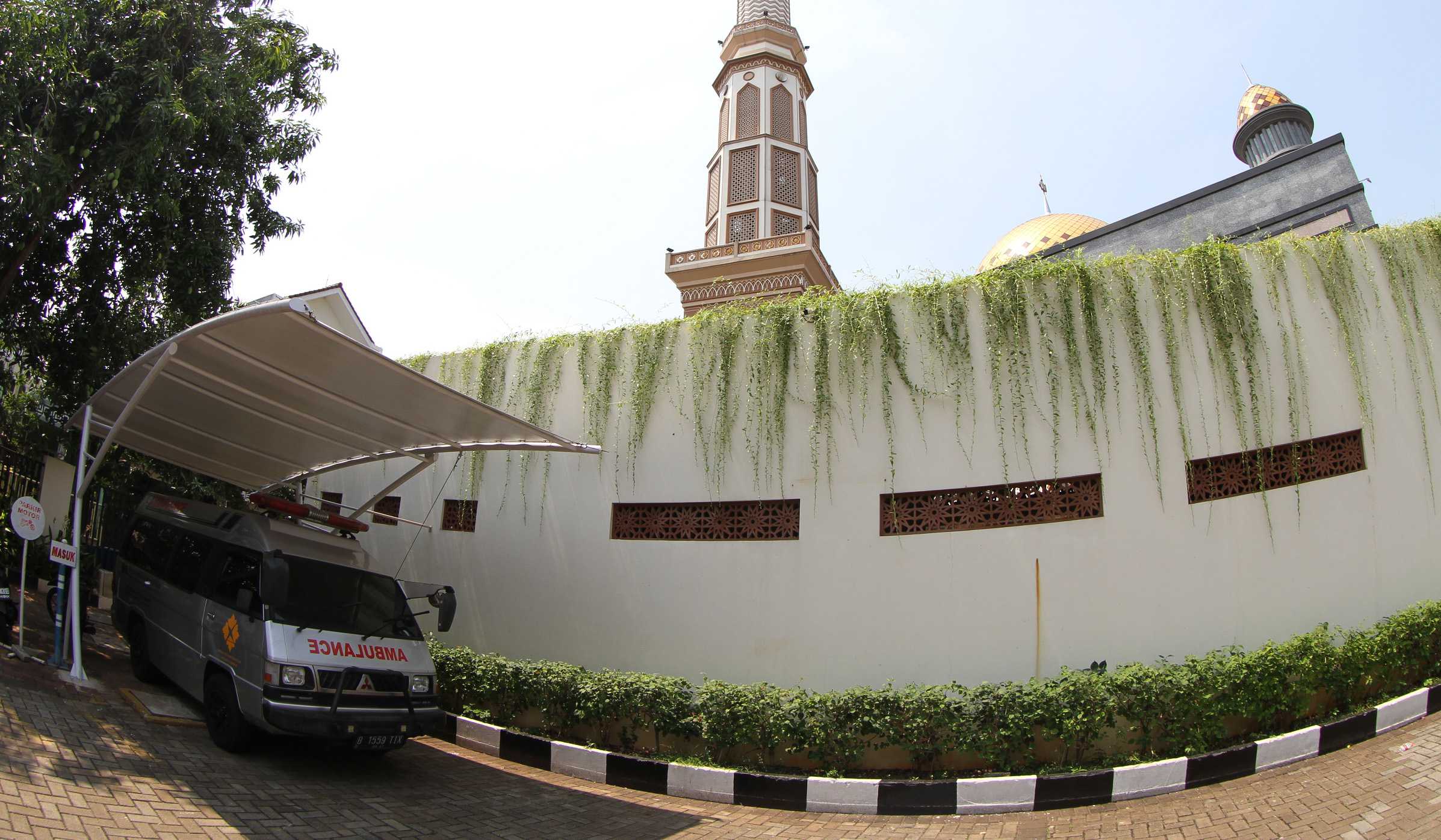 Suasana masjid Jami Miftahul Jannah peraih Masjid Eco-Friendly di Jakarta. (Agus Priatna/SinPo.id)