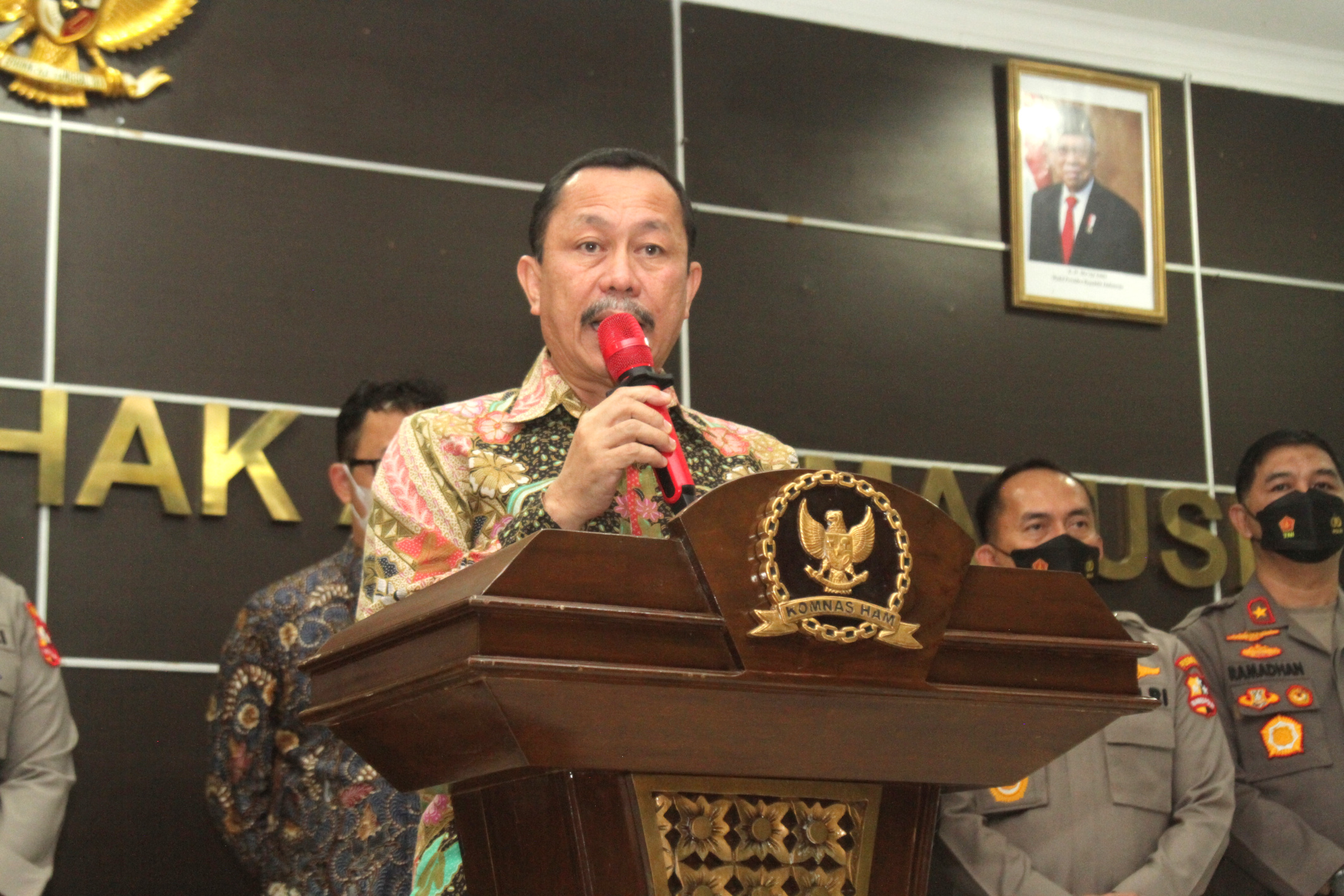 Ketua Komnas HAM Ahmad Taufan Damanik dan Didampingi Tim Forensik Polri (Ashar/SinPo.id)