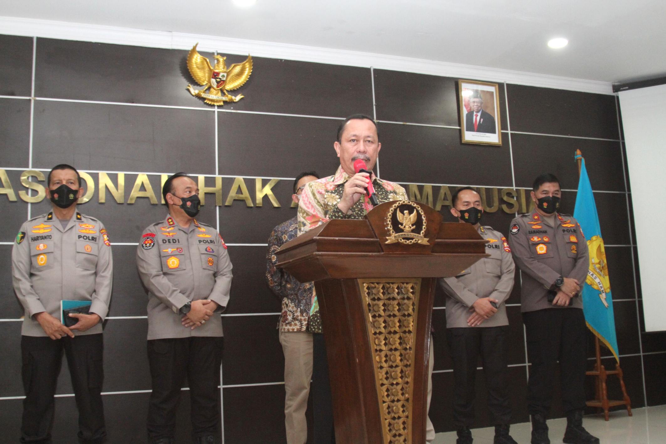 Ketua Komnas HAM Ahmad Taufan Damanik dan Didampingi Tim Forensik Polri (Ashar/SinPo.id)