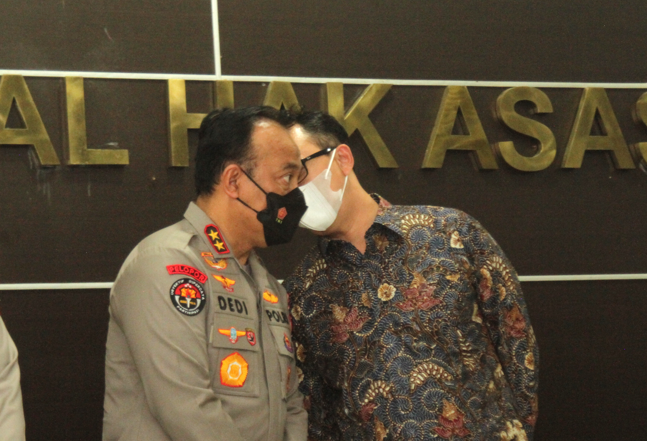 Ketua Komnas HAM Ahmad Taufan Damanik dan Didampingi Tim Forensik Polri (Ashar/SinPo.id)