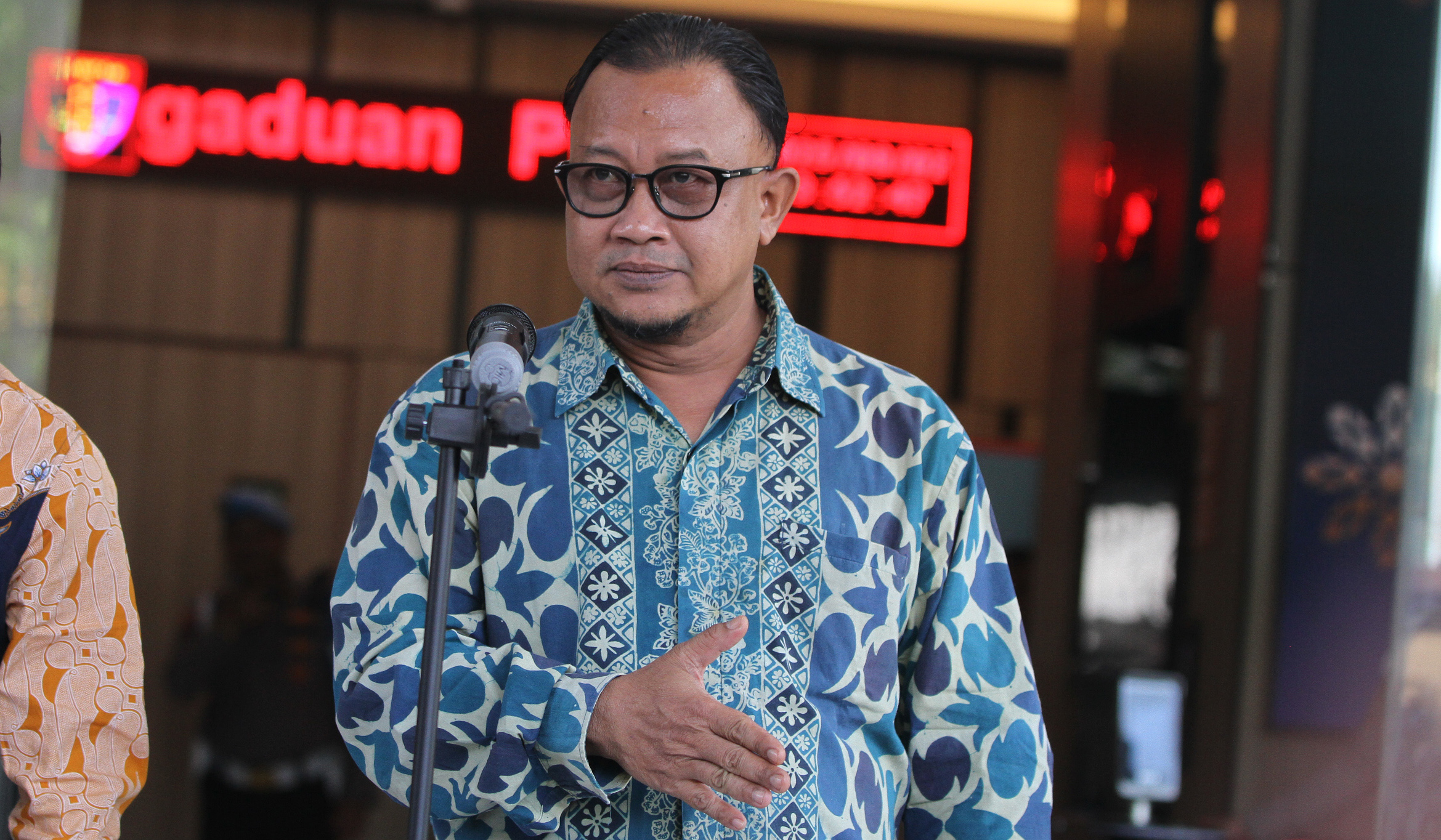 Kompolnas memberikan keterangan usai hadiri gelar perkara oknum brimob. (Agus Priatna/SinPo.id)