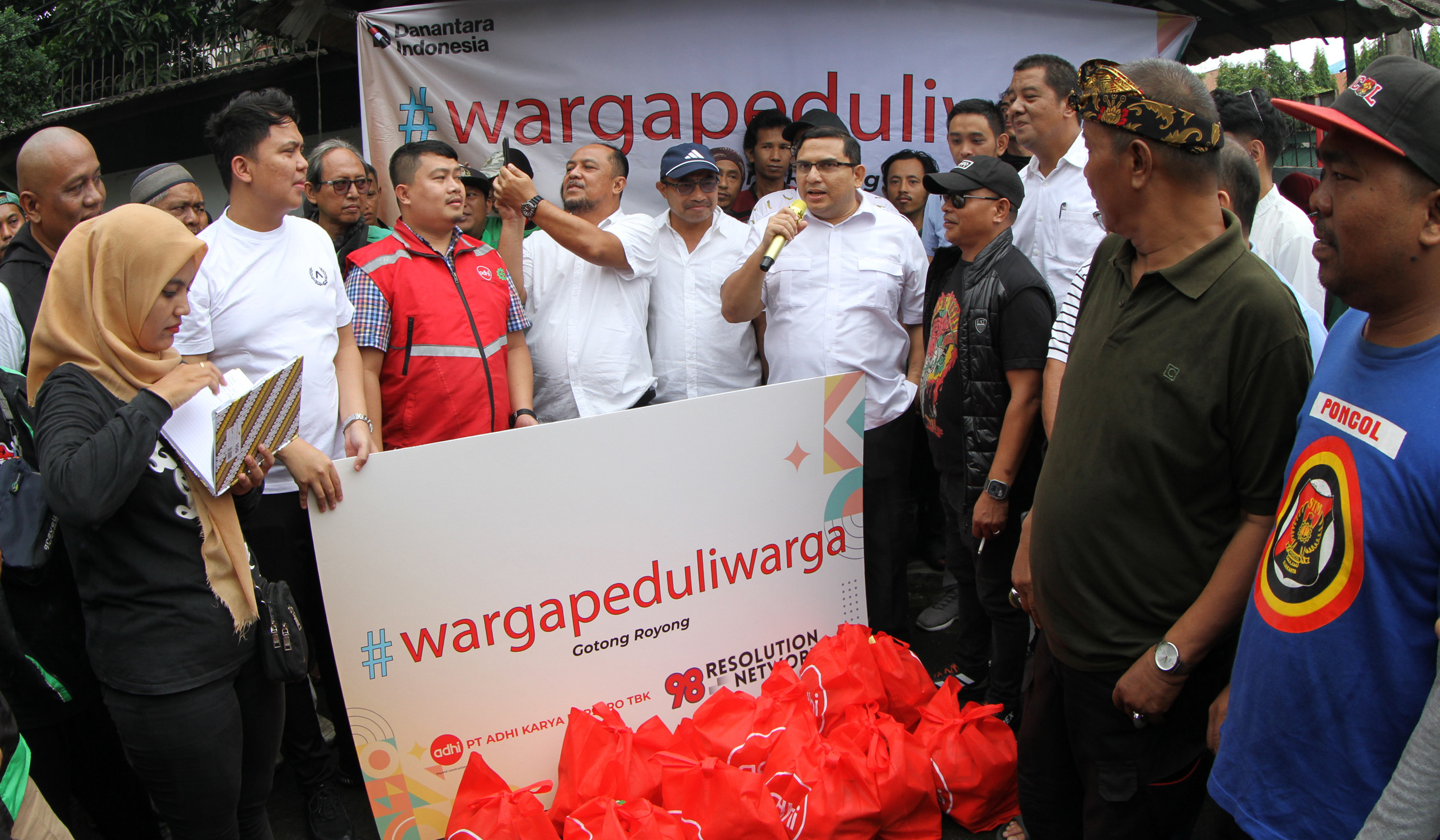 Pembagian paket sembako untuk ojol. (Agus Priatna/SinPo.id)