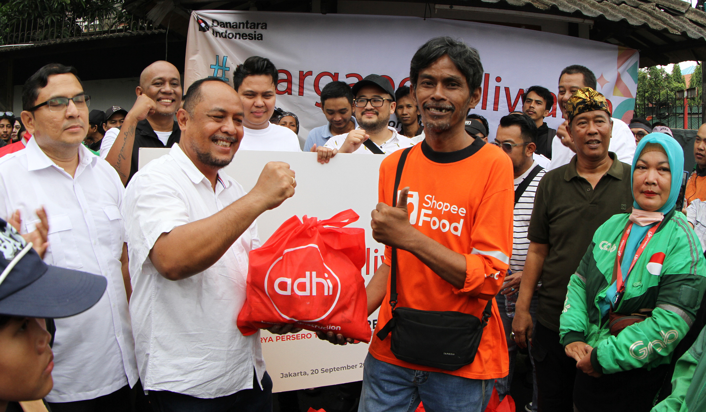 Pembagian paket sembako untuk ojol. (Agus Priatna/SinPo.id)