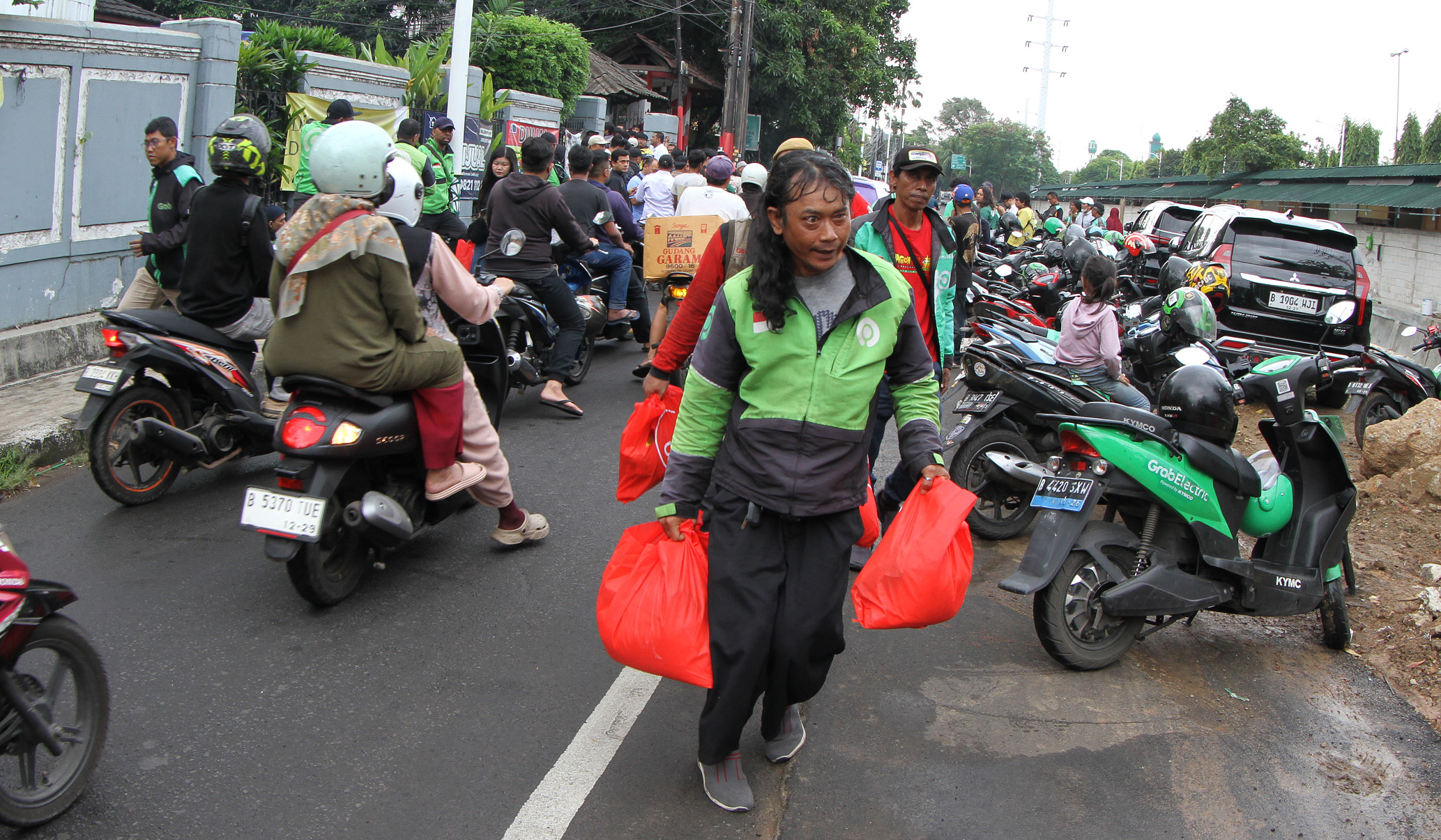 Pembagian paket sembako untuk ojol. (Agus Priatna/SinPo.id)