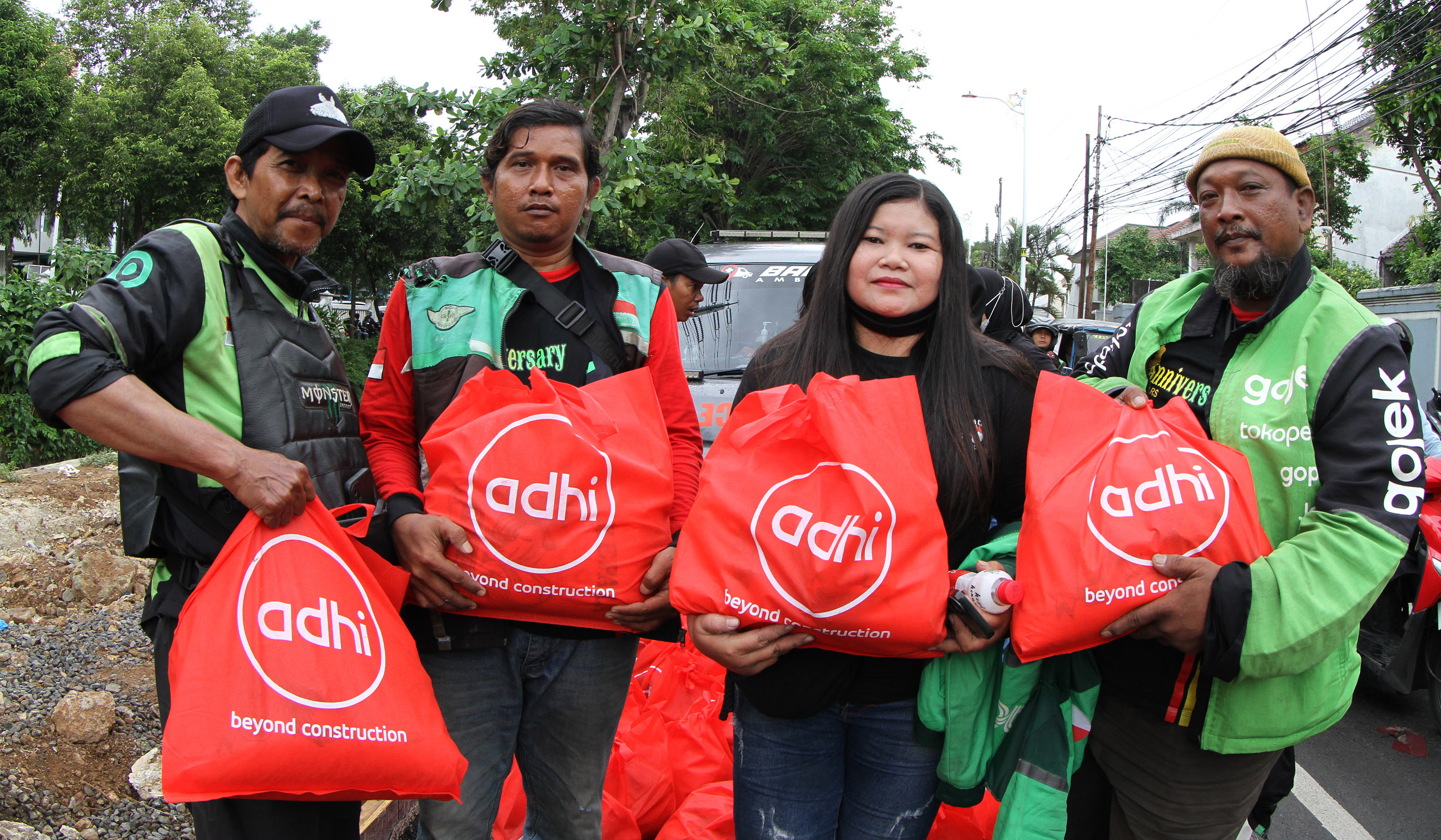 Pembagian paket sembako untuk ojol. (Agus Priatna/SinPo.id)