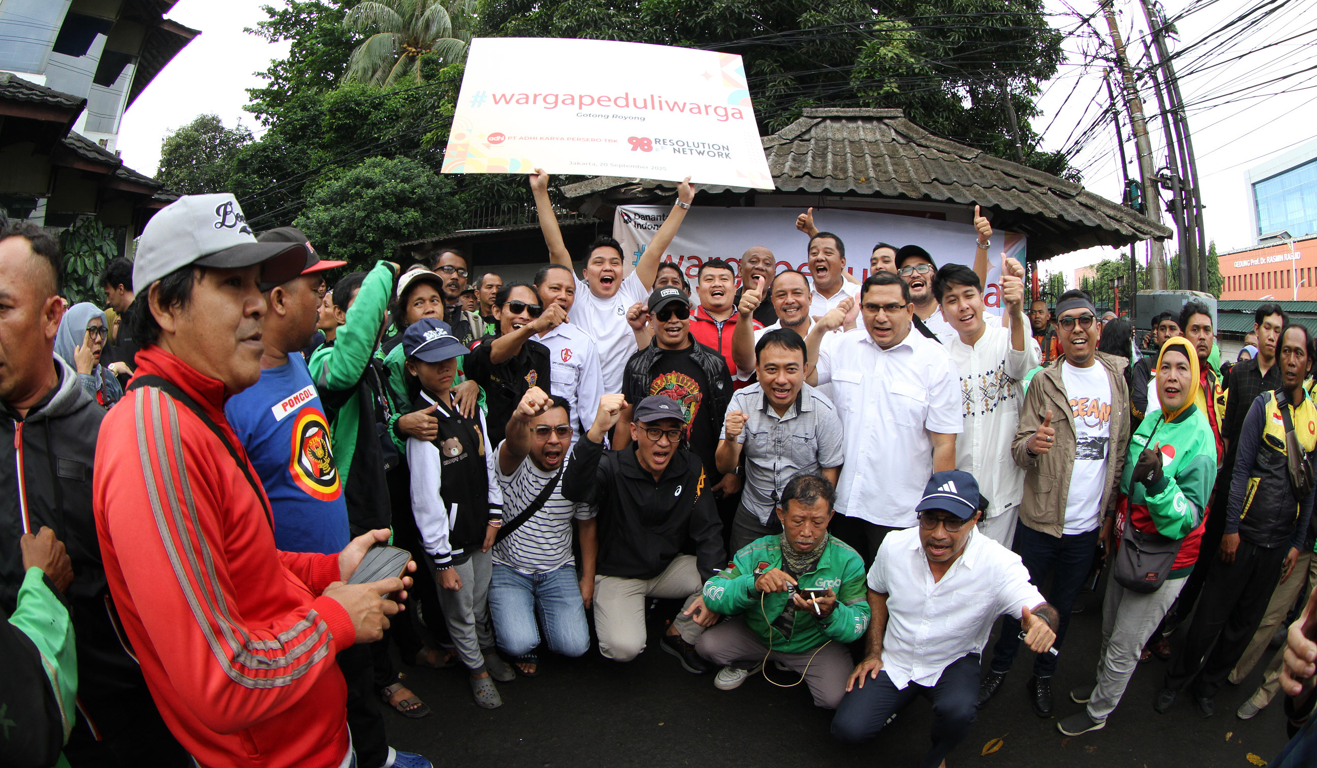 Pembagian paket sembako untuk ojol. (Agus Priatna/SinPo.id)