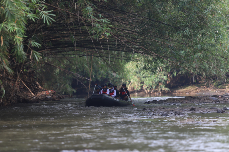 Komunitas Ciliwung gelar Upacara Bendera di Sungai Ciliwung (Ashar/SinPo.id)