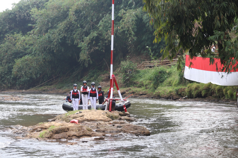 Komunitas Ciliwung gelar Upacara Bendera di Sungai Ciliwung (Ashar/SinPo.id)