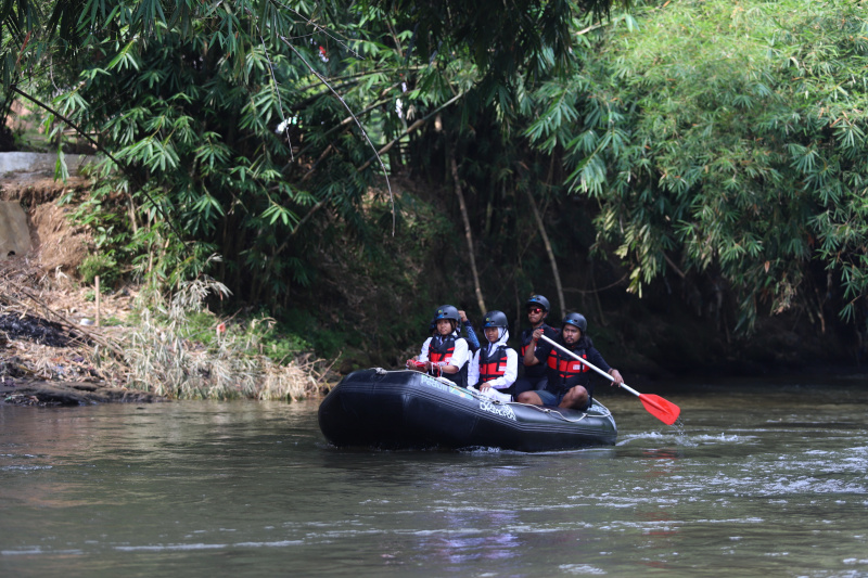 Komunitas Ciliwung gelar Upacara Bendera di Sungai Ciliwung (Ashar/SinPo.id)