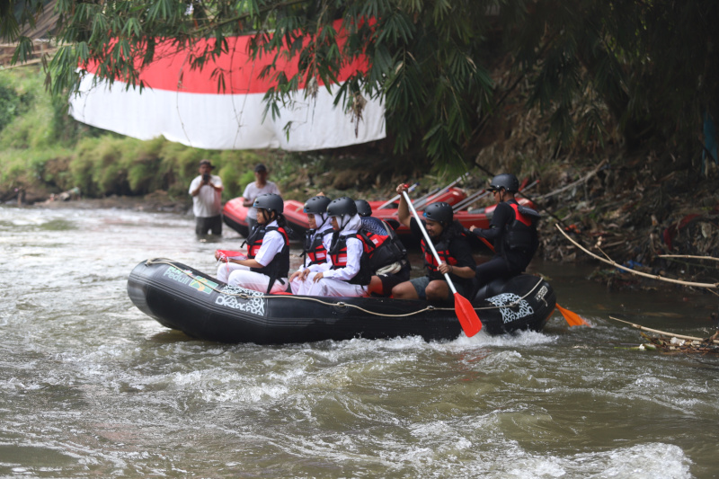 Komunitas Ciliwung gelar Upacara Bendera di Sungai Ciliwung (Ashar/SinPo.id)