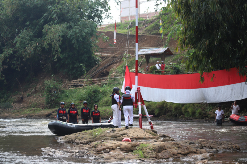 Komunitas Ciliwung gelar Upacara Bendera di Sungai Ciliwung (Ashar/SinPo.id)