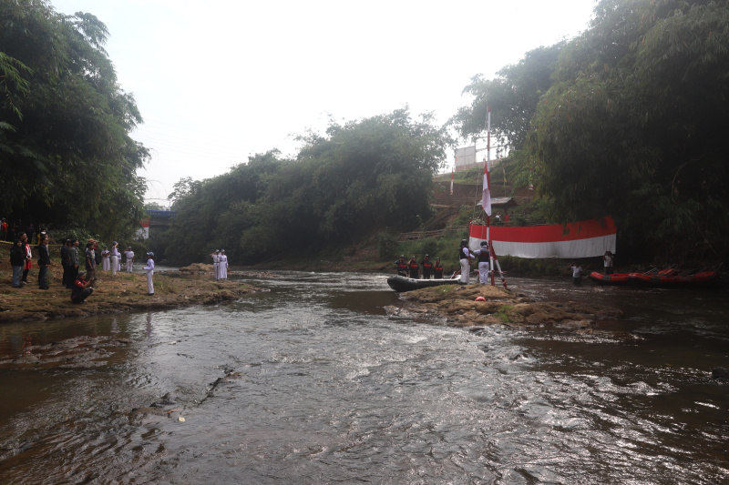 Komunitas Ciliwung gelar Upacara Bendera di Sungai Ciliwung (Ashar/SinPo.id)