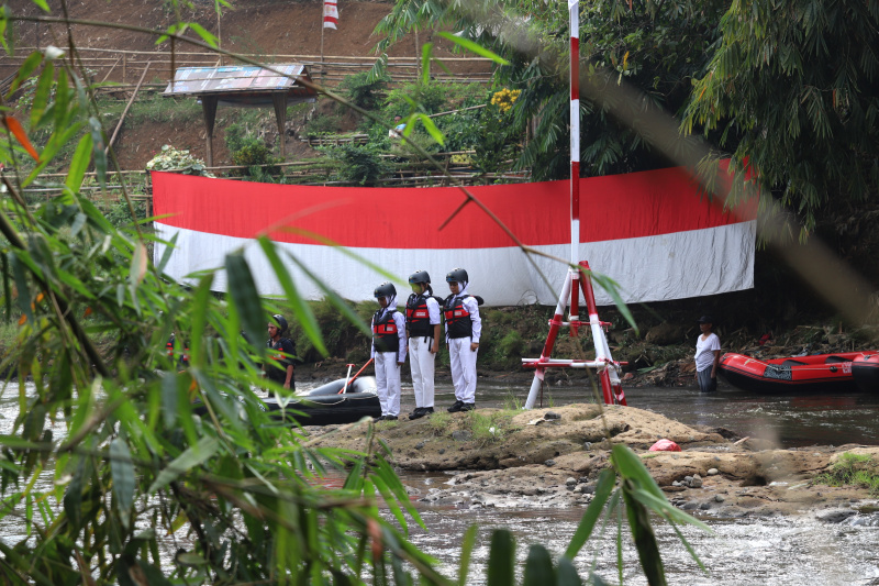 Komunitas Ciliwung gelar Upacara Bendera di Sungai Ciliwung (Ashar/SinPo.id)