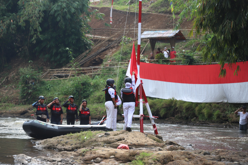 Komunitas Ciliwung gelar Upacara Bendera di Sungai Ciliwung (Ashar/SinPo.id)