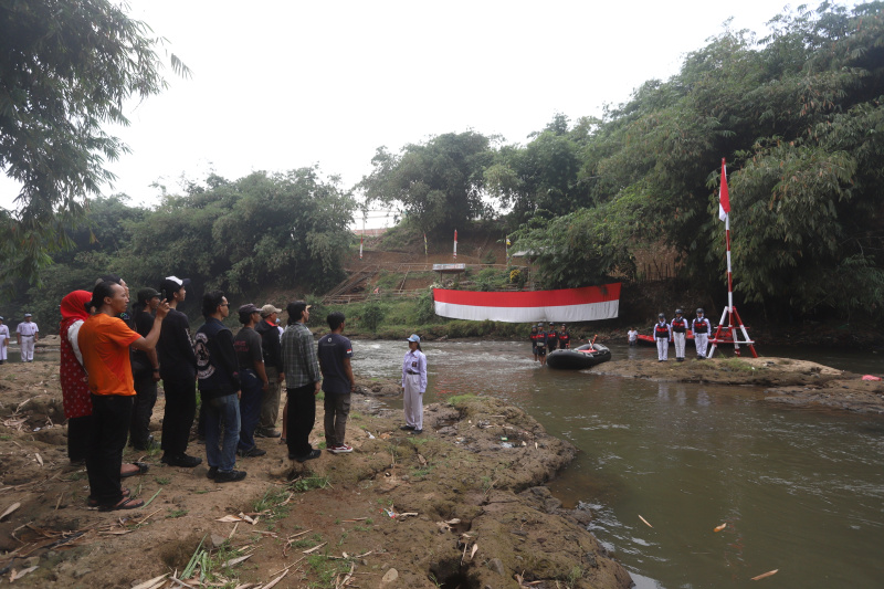 Komunitas Ciliwung gelar Upacara Bendera di Sungai Ciliwung (Ashar/SinPo.id)