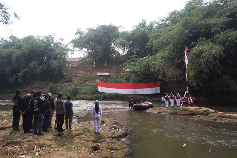 Komunitas Ciliwung gelar Upacara Bendera di Sungai Ciliwung (Ashar/SinPo.id)