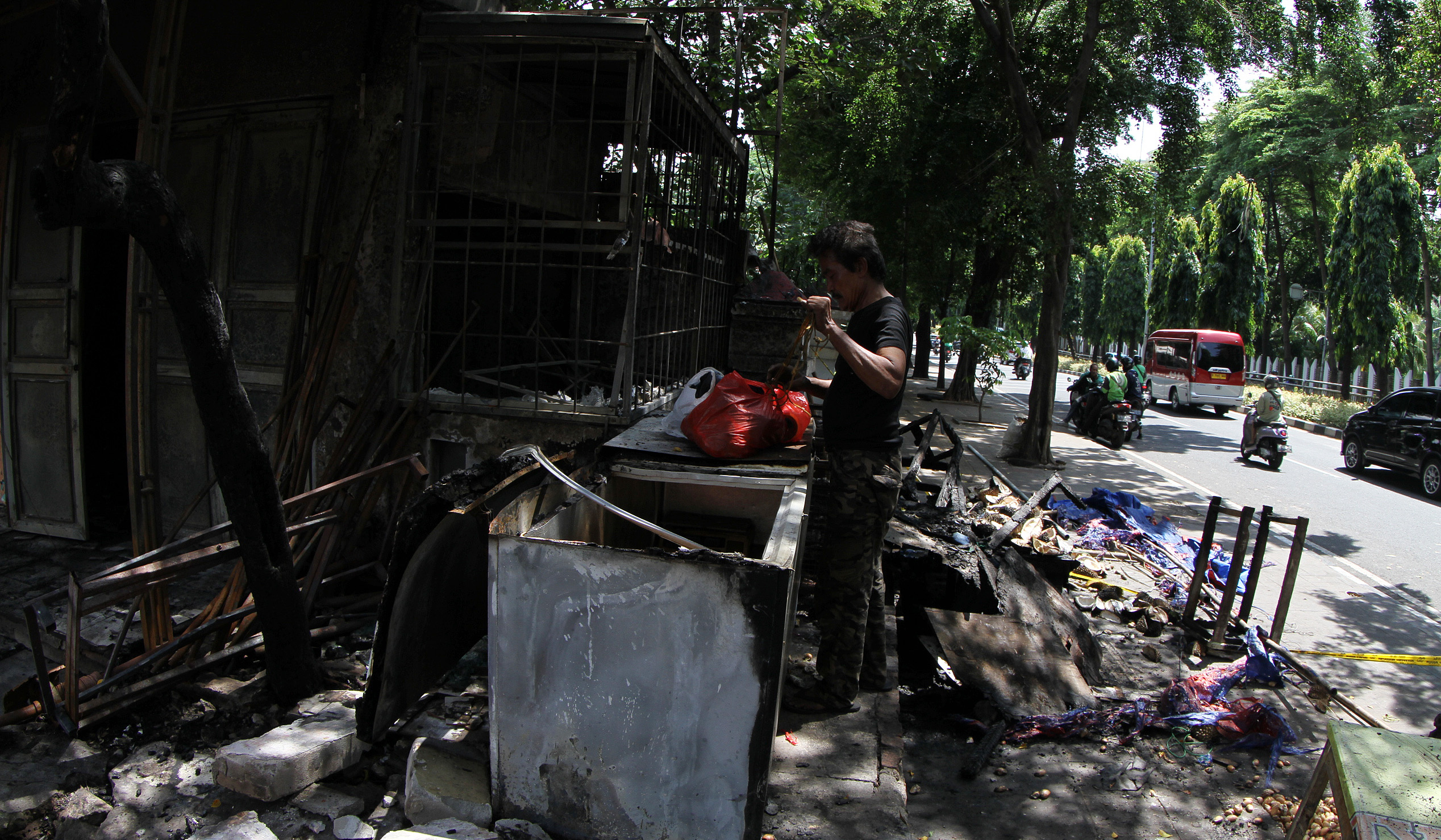 Kondisi pedagang pasca kericuhan Kalibata. (Agus Priatna/SinPo.id)