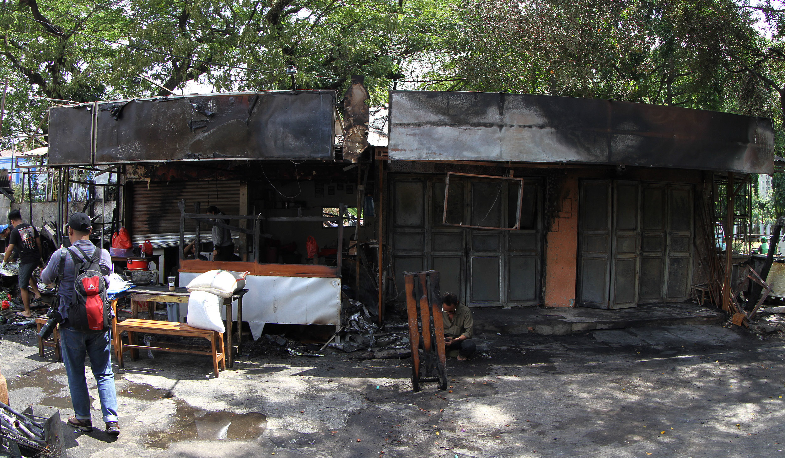 Kondisi pedagang pasca kericuhan Kalibata. (Agus Priatna/SinPo.id)