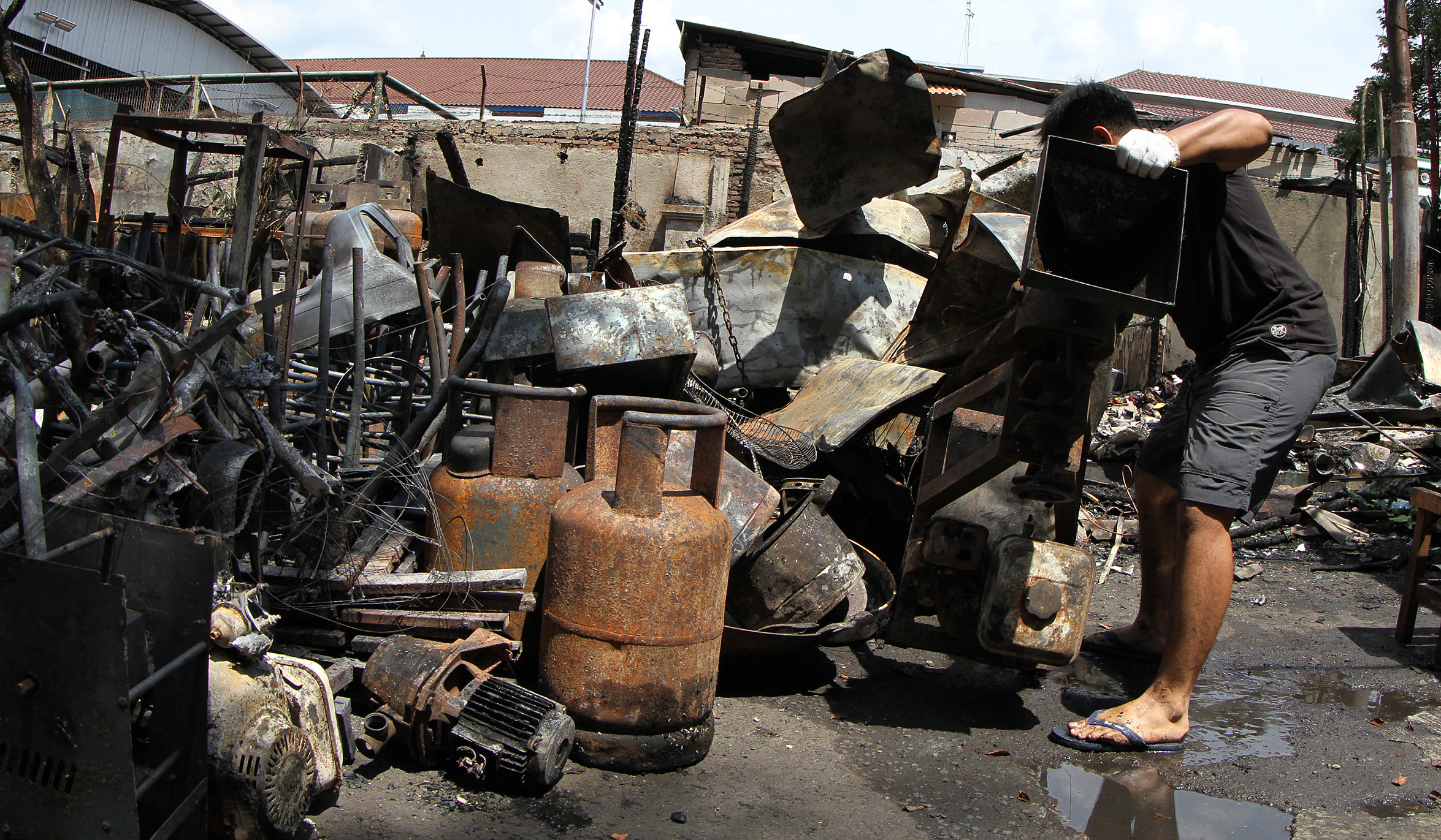 Kondisi pedagang pasca kericuhan Kalibata. (Agus Priatna/SinPo.id)