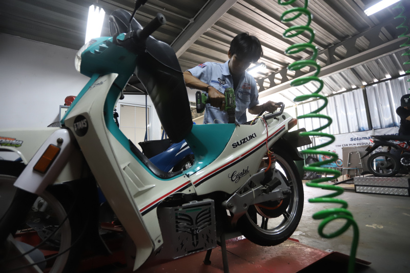 Institut Teknologi PLN sedang melakukan Konversi Sepeda motor biasa menjadi sepeda motor listrik (Ashar/SinPo.id)