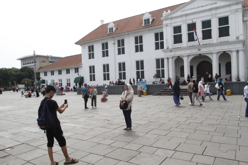 Wisatawan memadati tempat wisata Kota Tua Jakarta saat libur Natal dan Tahun Baru (Ashar/SinPo.id)