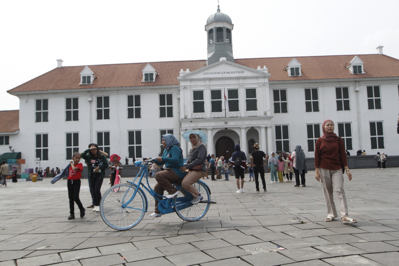 Wisatawan memadati tempat wisata Kota Tua Jakarta saat libur Natal dan Tahun Baru (Ashar/SinPo.id)