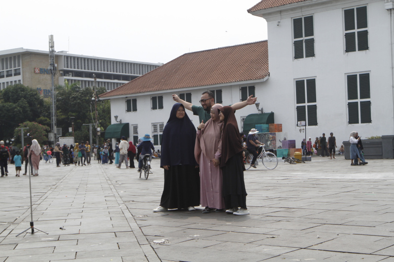 Wisatawan memadati tempat wisata Kota Tua Jakarta saat libur Natal dan Tahun Baru (Ashar/SinPo.id)