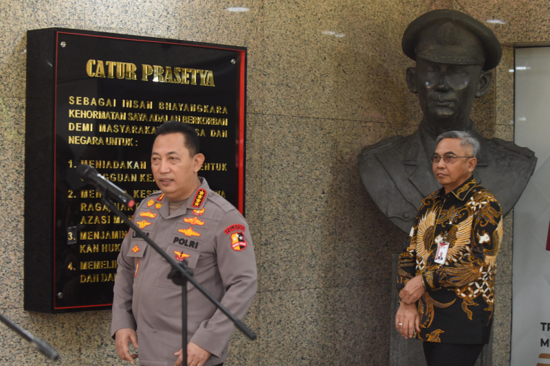 Ketua KPK Setyo Budiyanto bersilaturahmi bertemu Kapolri Jenderal Pol Listyo Sigit untuk membahas berantas korupsi (Ashar/SinPo.id)