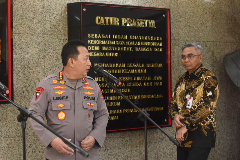 Ketua KPK Setyo Budiyanto bersilaturahmi bertemu Kapolri Jenderal Pol Listyo Sigit untuk membahas berantas korupsi (Ashar/SinPo.id)