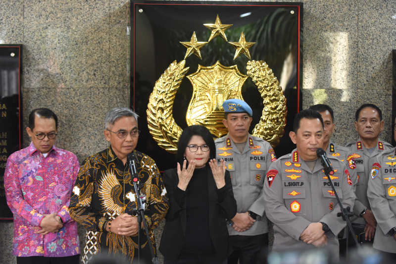 Ketua KPK Setyo Budiyanto bersilaturahmi bertemu Kapolri Jenderal Pol Listyo Sigit untuk membahas berantas korupsi (Ashar/SinPo.id)