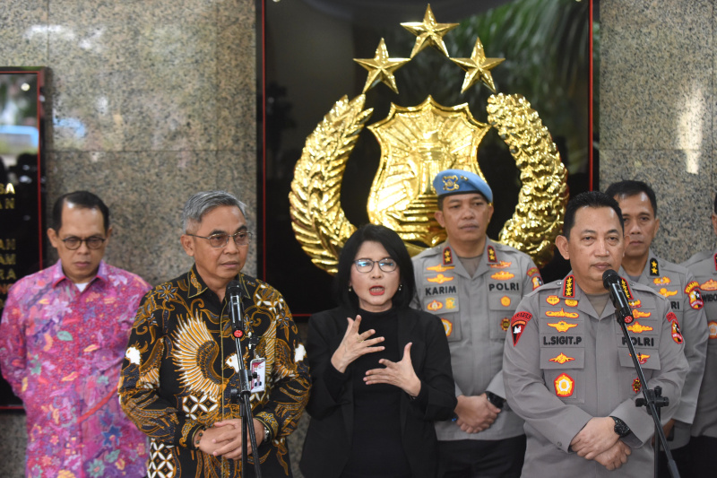 Ketua KPK Setyo Budiyanto bersilaturahmi bertemu Kapolri Jenderal Pol Listyo Sigit untuk membahas berantas korupsi (Ashar/SinPo.id)