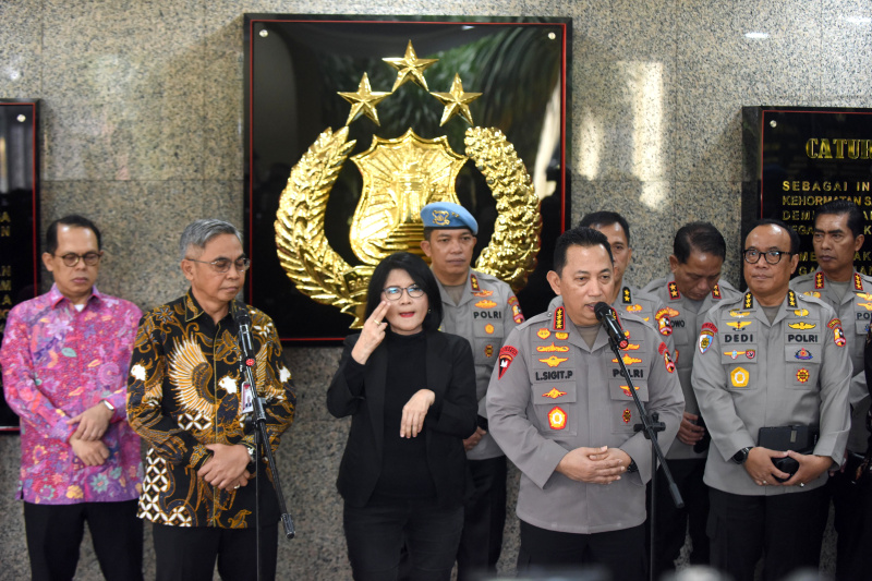 Ketua KPK Setyo Budiyanto bersilaturahmi bertemu Kapolri Jenderal Pol Listyo Sigit untuk membahas berantas korupsi (Ashar/SinPo.id)