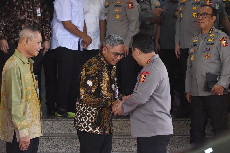 Ketua KPK Setyo Budiyanto bersilaturahmi bertemu Kapolri Jenderal Pol Listyo Sigit untuk membahas berantas korupsi (Ashar/SinPo.id)