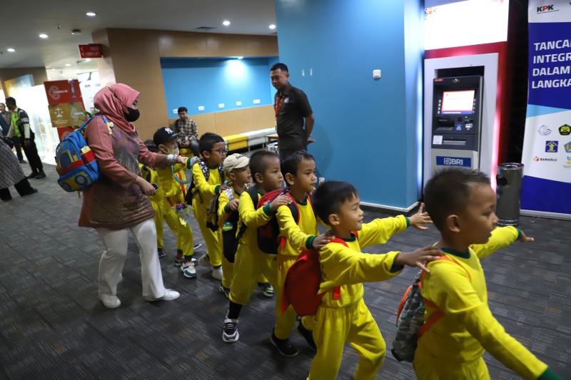 KPK menggelar peringatan Hari Anak Nasional dengan mengundang anak TK dan SMP untuk mengenalkan budaya antikorupsi sejak dini (Ashar/SinPo.id)