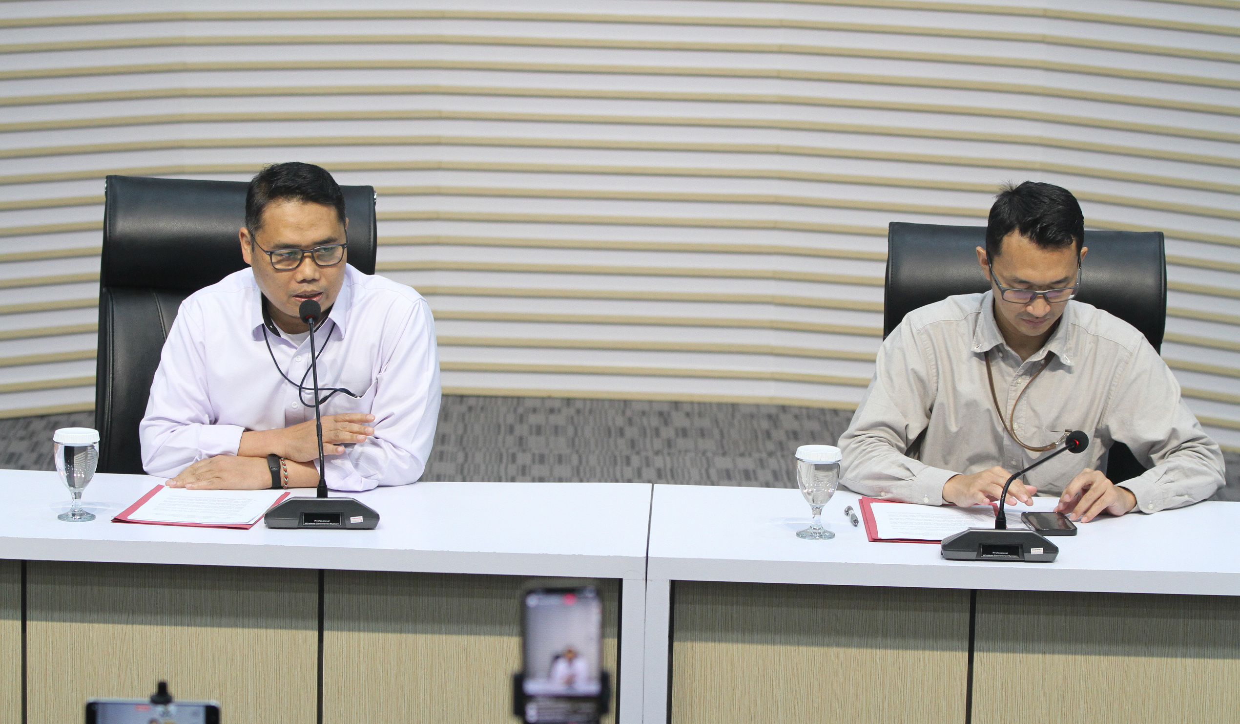 Pelaksana Tugas (Plt) Deputi Penindakan dan Eksekusi KPK Asep Guntur Rahayu, saat konferensi pers. (Agus Priatna/SinPo.id)