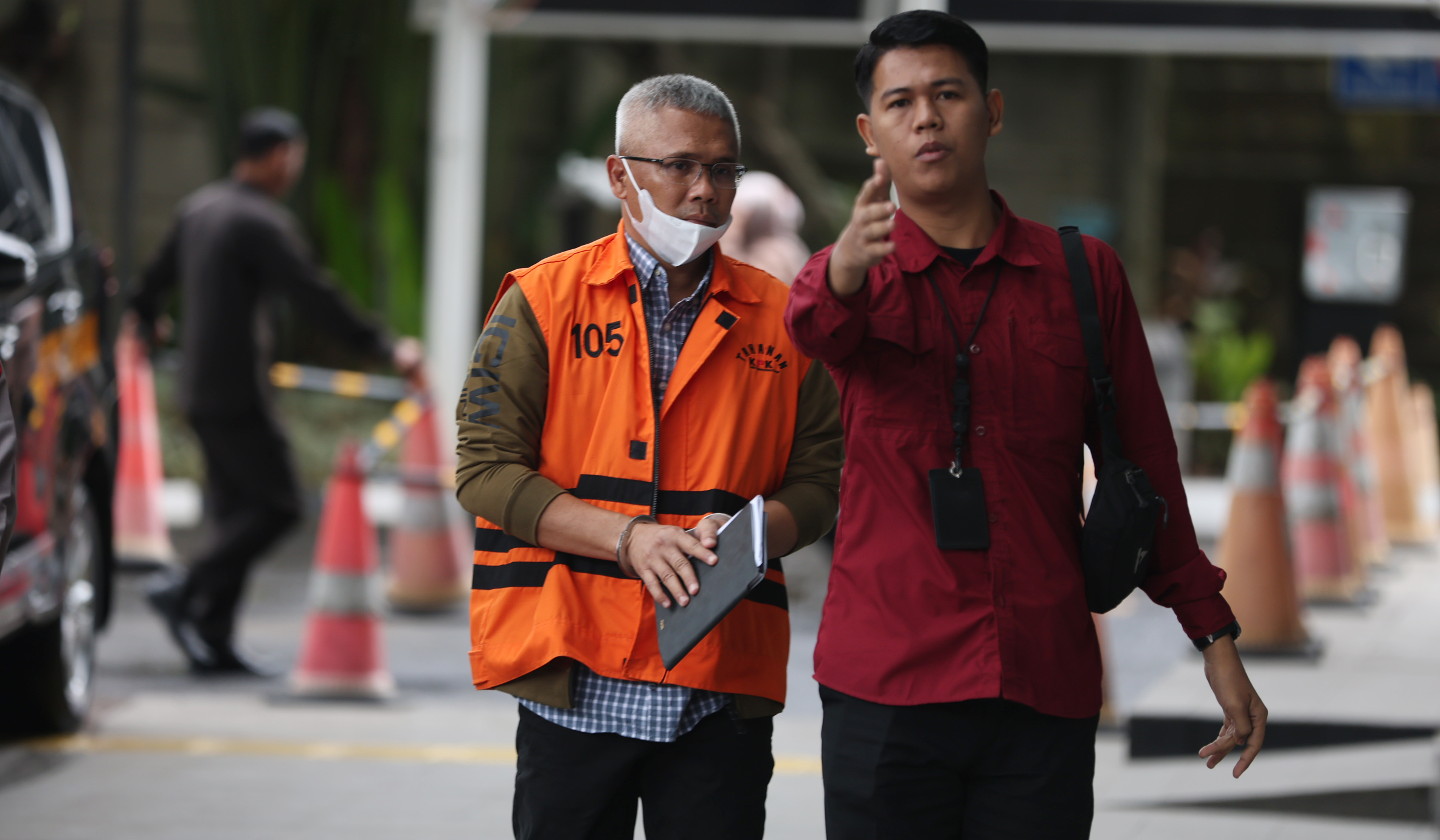 Pemeriksaan eks Kadis PUPR Riau. (Agus Priatna/SinPo.id)