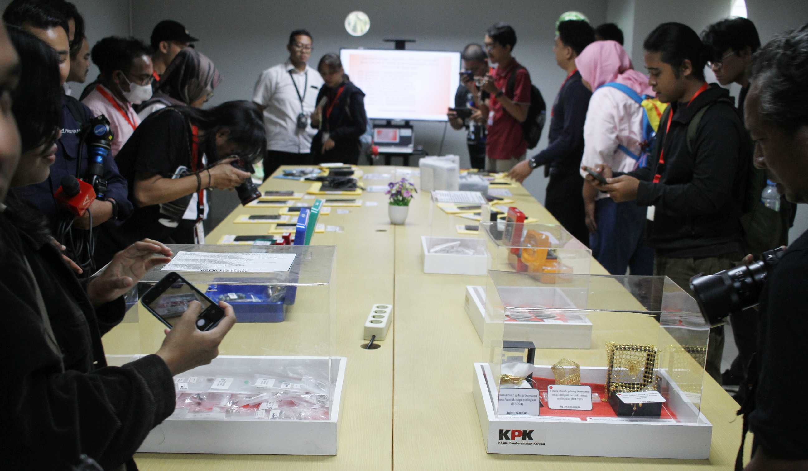 Barang sitaan di Rupbasan KPK. (Agus Priatna/SinPo.id)