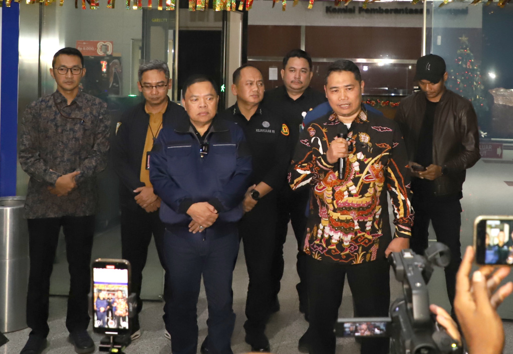 KPK Limpahkan perkara OTT jaksa di Banten ke Kejaksaan Agung (Ashar/SinPo.id)