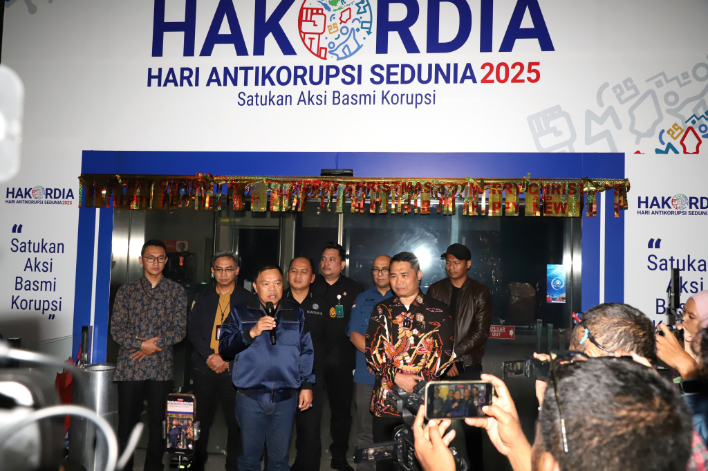 KPK Limpahkan perkara OTT jaksa di Banten ke Kejaksaan Agung (Ashar/SinPo.id)