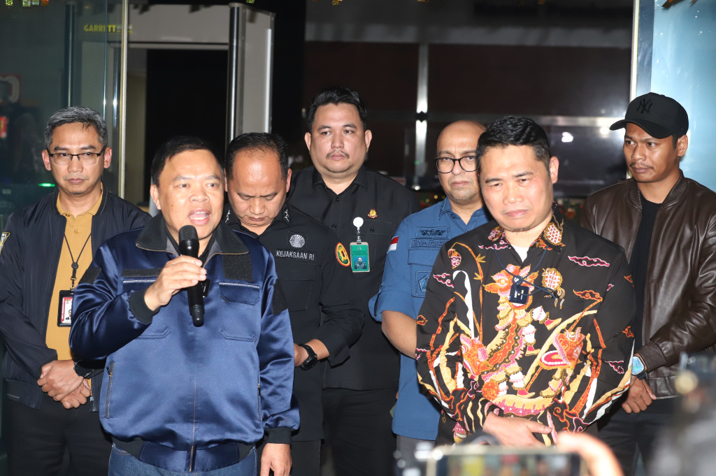 KPK Limpahkan perkara OTT jaksa di Banten ke Kejaksaan Agung (Ashar/SinPo.id)