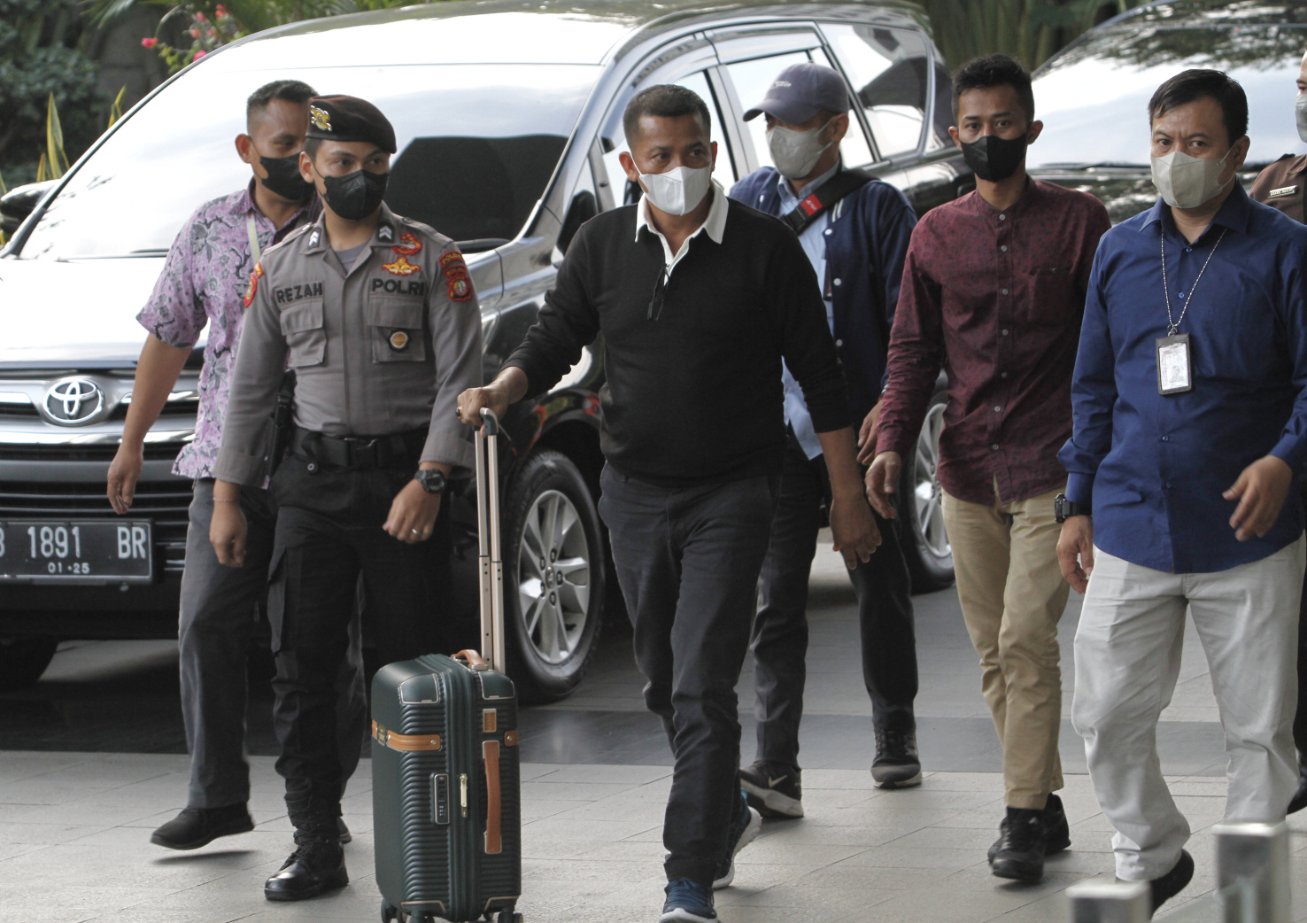 KPK OTT Bupati Meranti  Muhammad Adil saat tiba di gedung merah putih KPK (Ashar/SinPo.id)